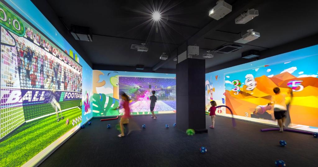Multifunkcionāla telpa ar interaktīvām projekcijām, kurās spēlē bērni un pieaugušie, izmantojot dažādas aktivitātes un spēles. Modernie vizuālie efekti un aktivitātes veicina fizisko aktivitāti un izklaidi.