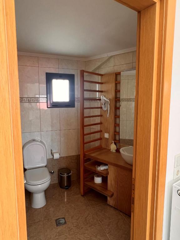 Panorama Village Hotel numura vannas istaba ar koka apdari un fēnu