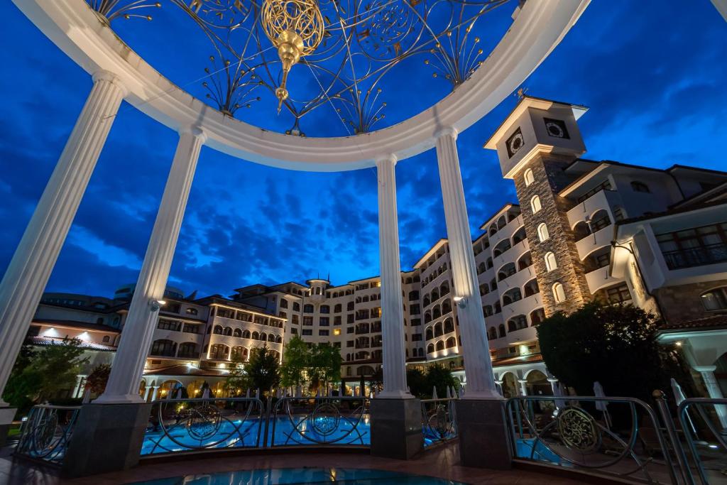 Elegantā viesnīca ar izsmalcinātu arhitektūru un nakts debesīm, kas piepildītas ar zvaigznēm. Iekštelpu baseins un skaisti apstādījumi veido relaksējošu atmosfēru.