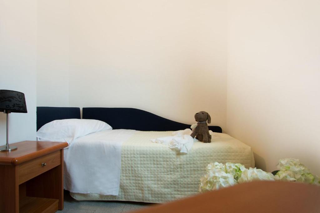 Miega istaba ar gultu, gaismas lampu un rotaļlietu. Telpa ir gaiša un vienkārša, radot mierīgu atmosfēru.