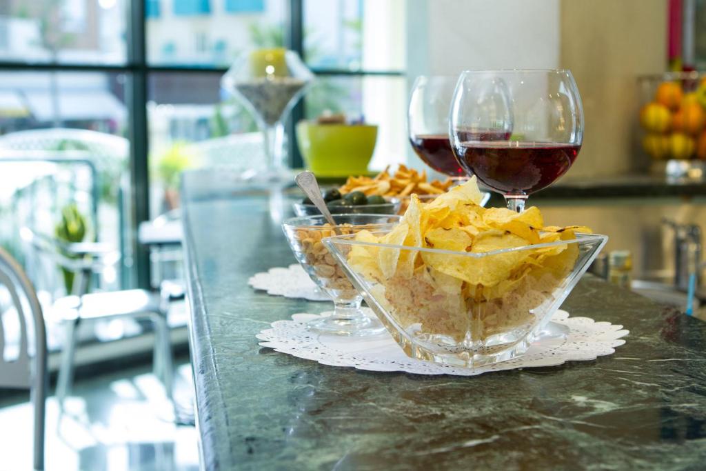 Svaigi uzkodu un vīna glāzes uz marmora letes, ideāla vide relaksējošām brīvdienām.