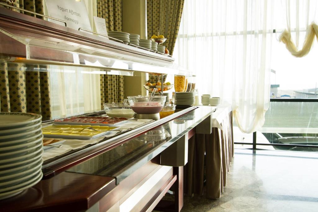 Broka puspceļš ar dažādām ēdienu izvēlēm, ieskaitot jogurtu un augļus, kā arī šķīvjus un traukus, ar logiem, kas piedāvā dabiski apgaismotu vidi.