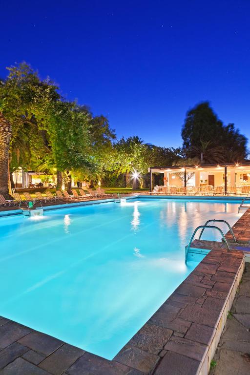 Peldbaseins ar skaidru ūdeni un apgaismojumu, kas rada mierīgu atmosfēru, apkārt apstādījumi un sēdvietas. Ideāla vieta relaksācijai un atpūtai.