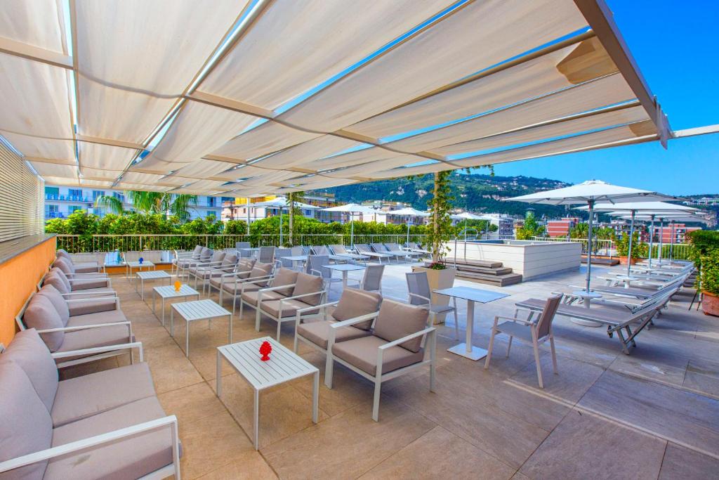 Moderns terases dizains ar ērtām mēbelēm un saules aizsargiem, kas piedāvā relaksējošu vidi. Skats uz apkārtni un dabu rada patīkamu atmosfēru.