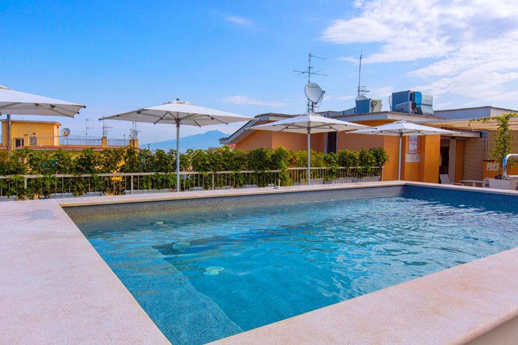 Baseins uz jumta ar sauļošanās vietām un skatu uz kalniem. Ideāla vieta atpūtai un relaksācijai.