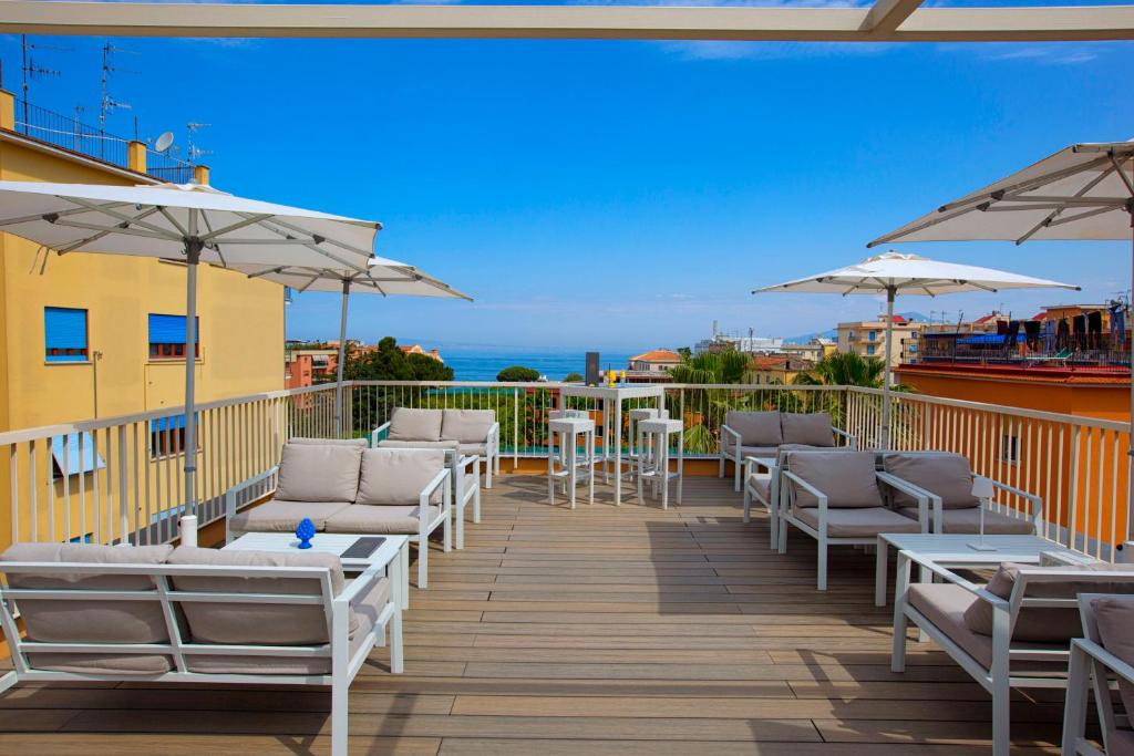 Terases zona ar ērtām mēbelēm un sauļošanās parasoliem, kas piedāvā skatu uz jūru un apkārtējiem namiem. Ideāla vieta relaksācijai un atpūtai.