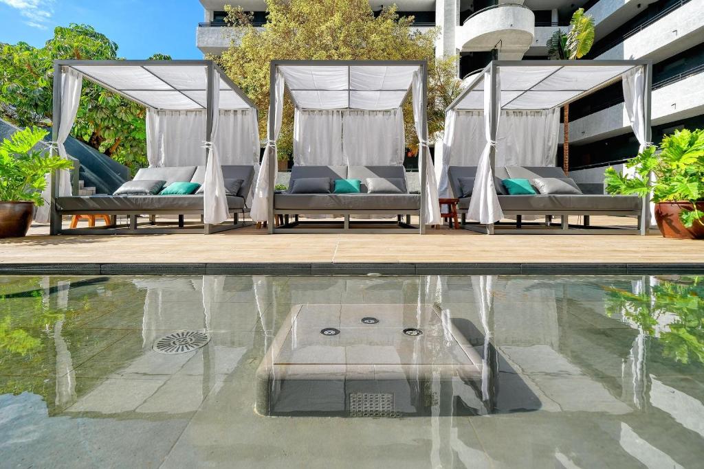 Hovima Suite Costa Adeje baseins ar grezniem zvilņiem