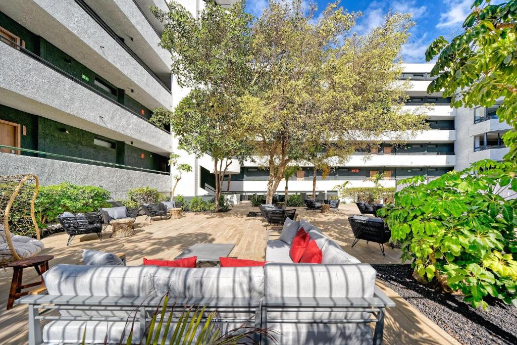 Hovima Suite Costa Adeje dārza terase ar ērtām sēdvietām
