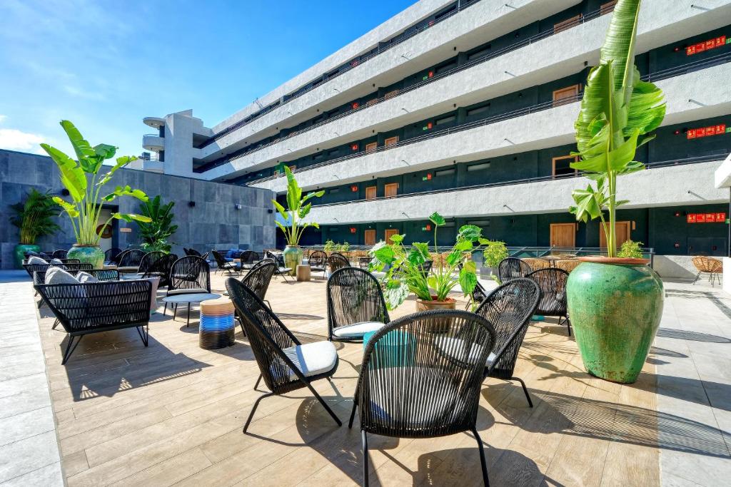 Āra terase ar modernu mēbeļu komplektu Hovima Suite Costa Adeje.