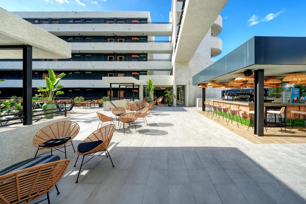 Āra terase ar bāru viesnīcā Hovima Suite Costa Adeje