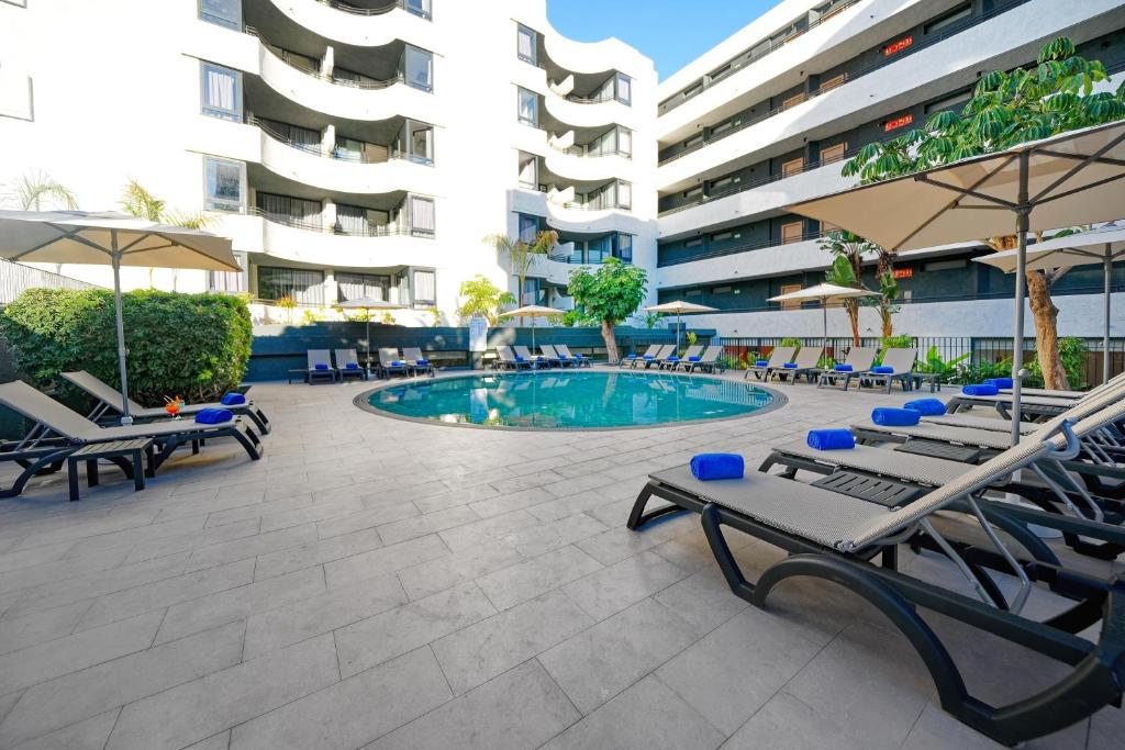 Hovima Suite Costa Adeje baseins un sauļošanās zona