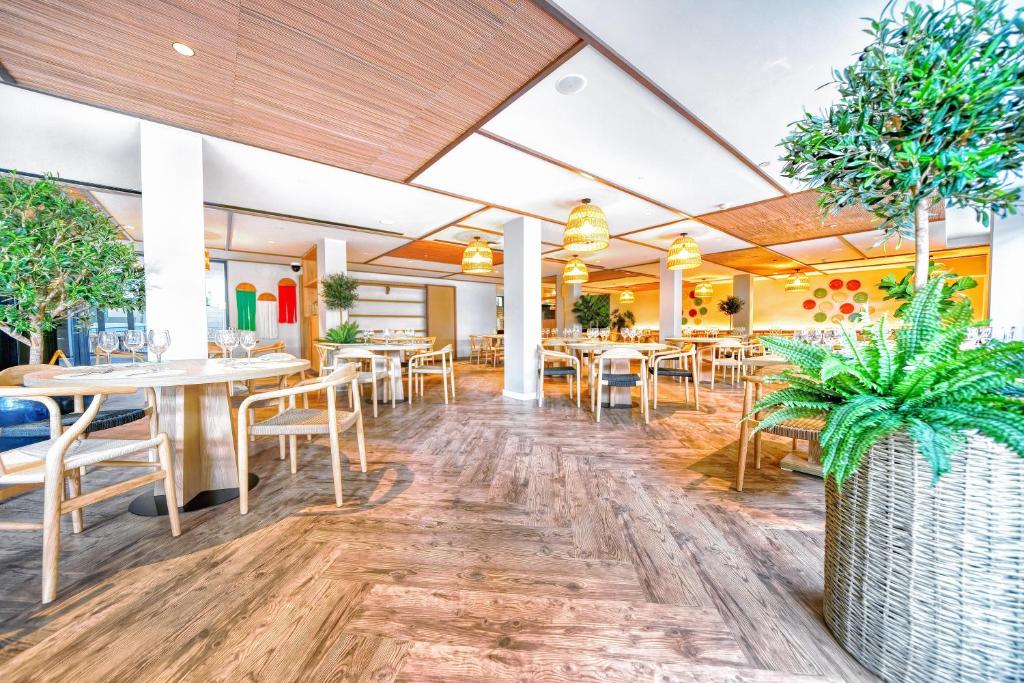 Hovima Suite Costa Adeje restorāns ar modernu interjeru.