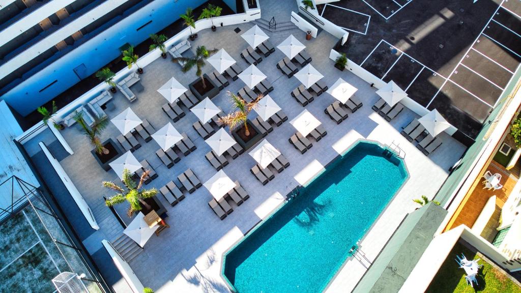 Hovima Suite Costa Adeje baseins un atpūtas zona