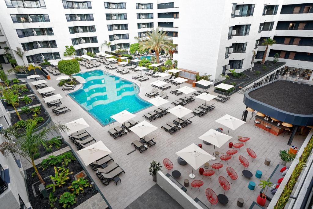 Hovima Suite Costa Adeje baseins ar atpūtas zonu