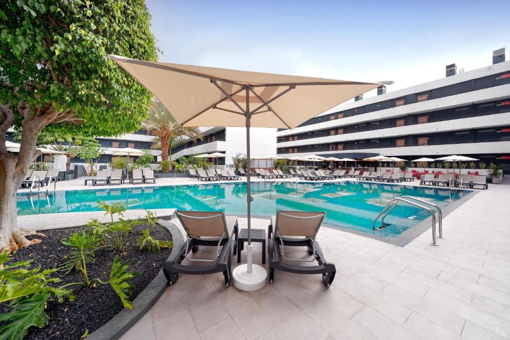 Hovima Suite Costa Adeje baseins ar atpūtas zonu