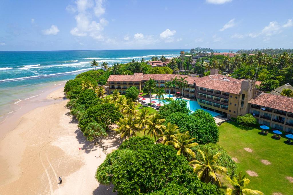 Tropu viesnīca pie pludmales ar baseinu un palmām, blakus okeānam. Ideāla vieta atpūtai un relaksācijai.