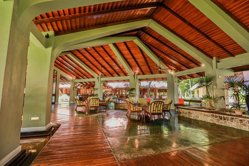 Liela un gaiša atpūtas zona ar koka griestiem un ērtām mēbelēm, kas rada relaksējošu atmosfēru. Apkārt ir zaļumi un plašas telpas, ideāli piemērota atpūtai vai sociālām aktivitātēm.