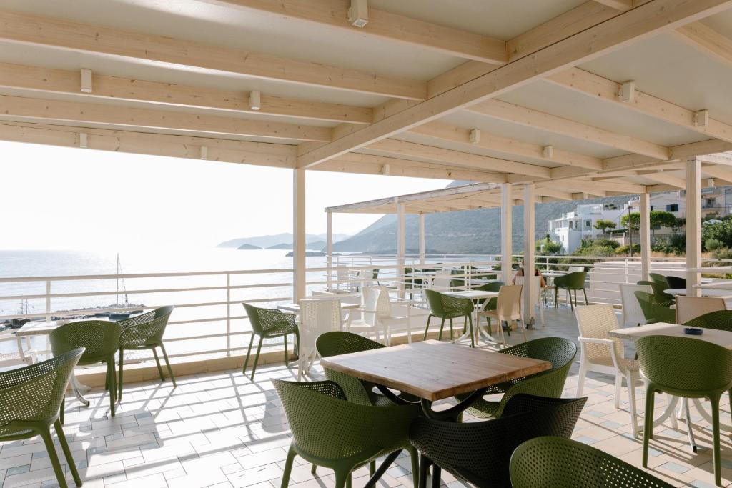 Bali Beach Hotel terase ar skatu uz jūru