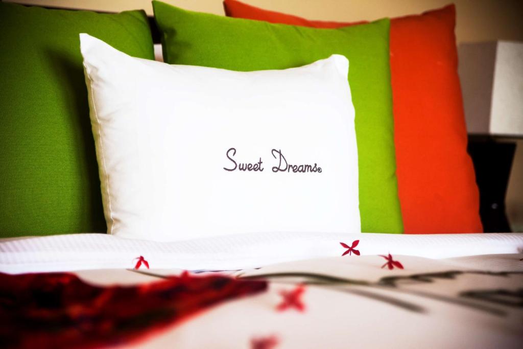 Balts spilvens ar uzrakstu 