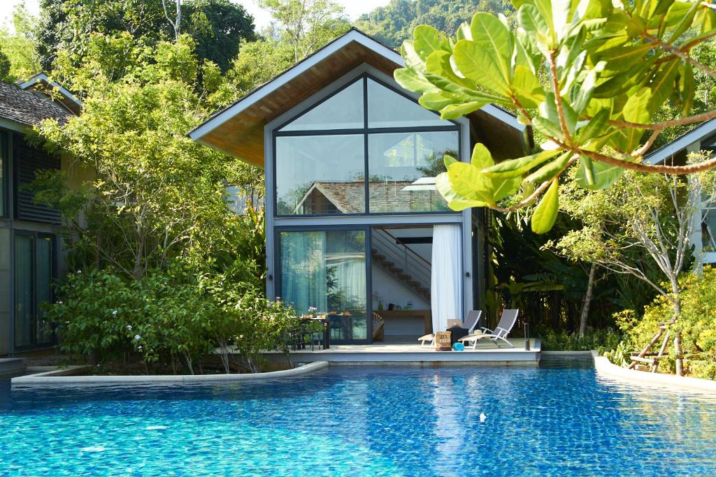 Modernā villa pie baseina Island Escape by Burasari