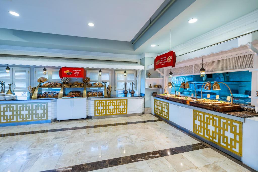 Mūsdienīgs bistro ar plašu konditorejas izstrādājumu un ēdienu izvēli, iekārtots elegantā interjerā ar gaismas elementiem. Ideāla vieta gardēžiem un viesiem, kas meklē patīkamu atmosfēru.