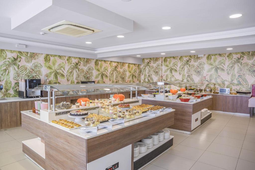 Saldumu un kūku izlase Panorama Village Hotel restorāna bufetē