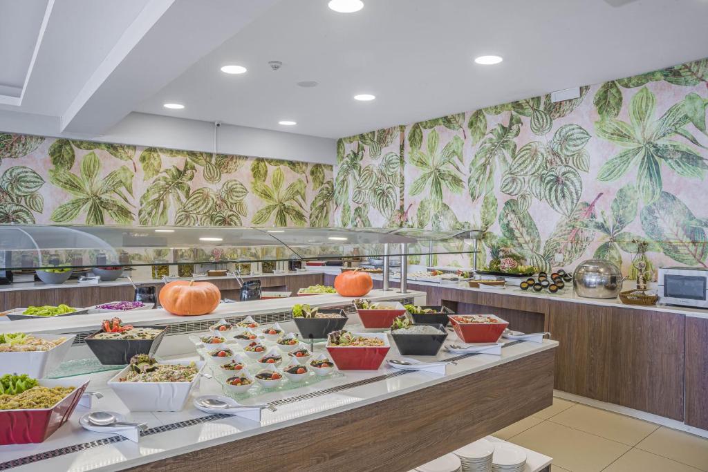 Panorama Village Hotel restorāna zviedru galds ar svaigiem salātiem un uzkodām