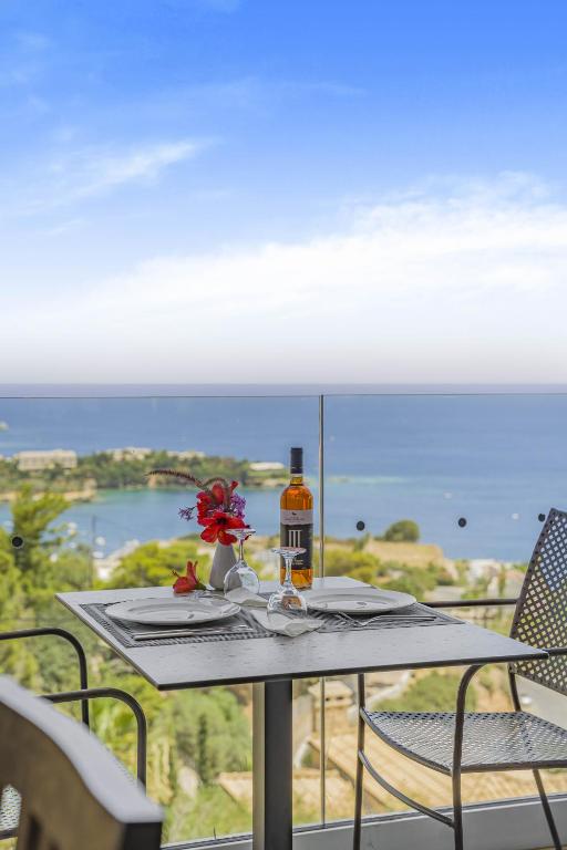 Klāts galds ar vīnu un skatu uz jūru uz Panorama Village Hotel balkona