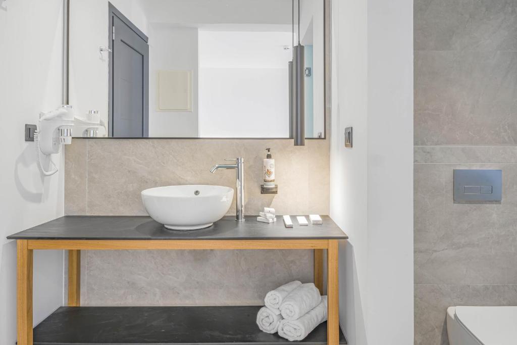 Panorama Village Hotel numura vannas istaba ar modernu izlietni un spoguli