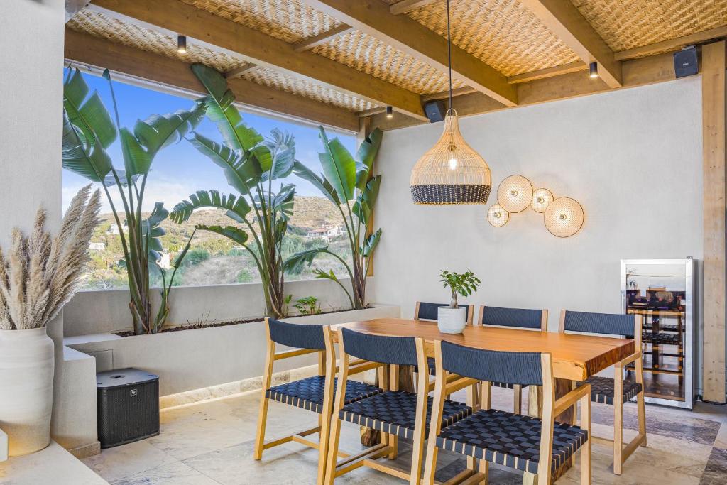 Panorama Village Hotel daļēji atvērta terase ar koka mēbelēm, pītām lampām un tropu augiem