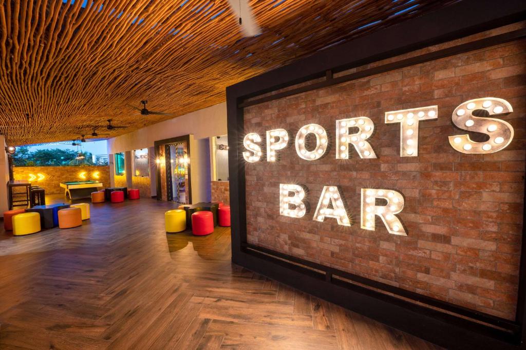 Mūsdienīgs sporta bārs ar spilgtiem sēdekļiem un izteiksmīgu apgaismojumu, radot patīkamu atmosfēru. Dabas elementi un mūsdienīga dizaina apvienojums.