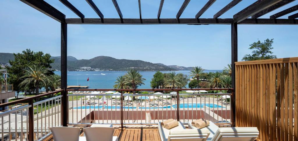Skats no balkona uz jūru pie DoubleTree by Hilton Bodrum Isil Club Resort