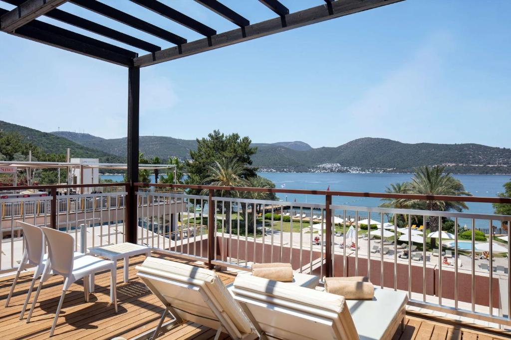 Skats no balkona uz jūras piekrasti, DoubleTree by Hilton Bodrum Isil Club Resort