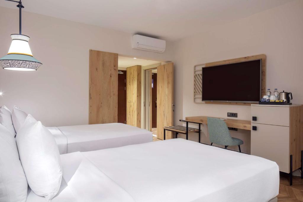 Divvietīgs numurs ar modernu dizainu un televīzoru DoubleTree by Hilton Bodrum Isil Club Resort.