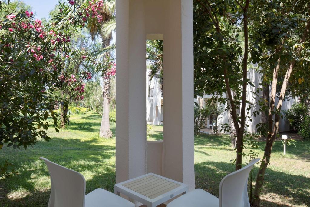 Mierīga terase ar skatu uz ziediem pie DoubleTree by Hilton Bodrum Isil Club Resort