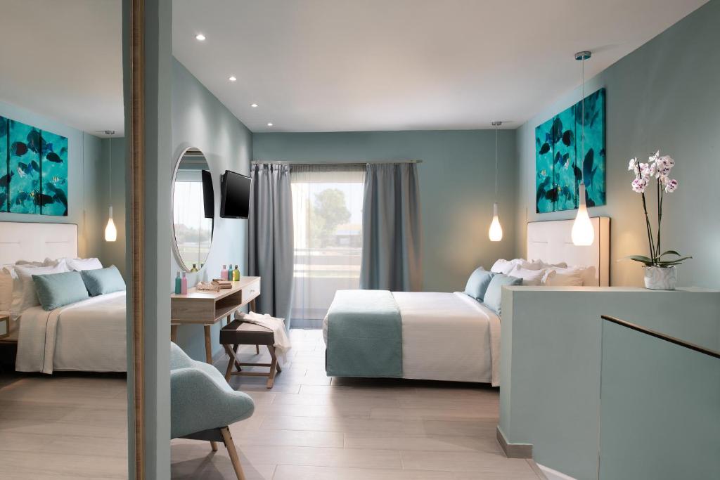 Mūsdienīgs viesnīcas numurs ar divām gultām, gaišām krāsām un stilīgu dizainu. Interjerā ir dekoratīvi attēli un eleganta mēbele, kas rada relaksējošu atmosfēru.