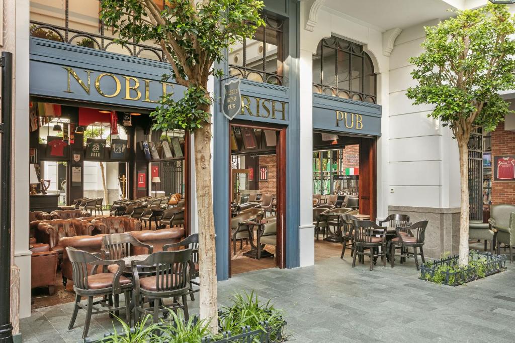 Noble Irish Pub ieeja ar koka mēbelēm un sporta atribūtiem. Viegli zaļumi un gaisīga atmosfēra veido patīkamu vidi atpūtai.