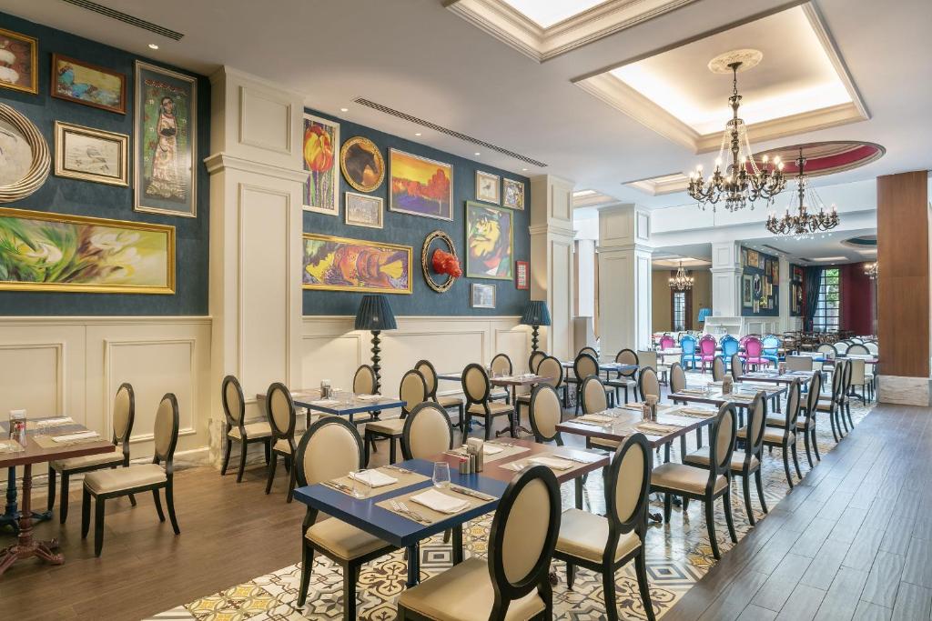 Mūsdienīgs restorāns ar elegantu interjeru, ko rotā krāsaini mākslas darbi un stilīgas mēbeles. Telpa ir plaša un gaiša, radot patīkamu atmosfēru.