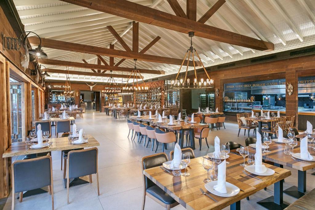 Mūsdienīgs restorāns ar elegantu koka interjeru, plašām telpām un gaumīgi noformētiem galdiem, kas gatavi viesu uzņemšanai. Radoša atmosfēra un izsmalcināta ēdienkarte.