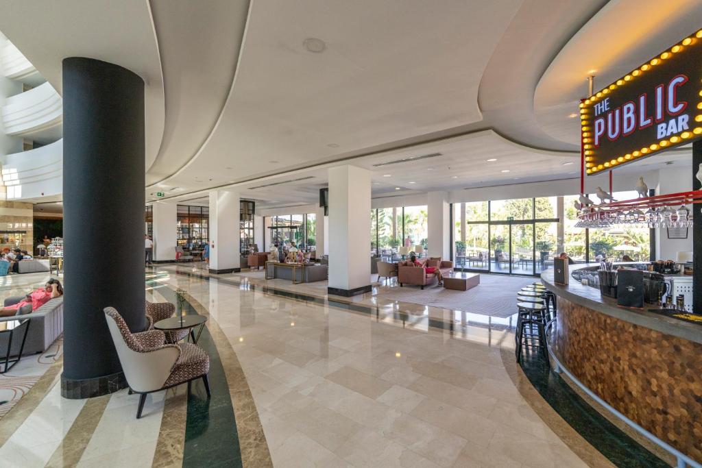 Moderns bārs ar plašu telpu un komfortablām sēdvietām DoubleTree by Hilton Antalya-Kemer