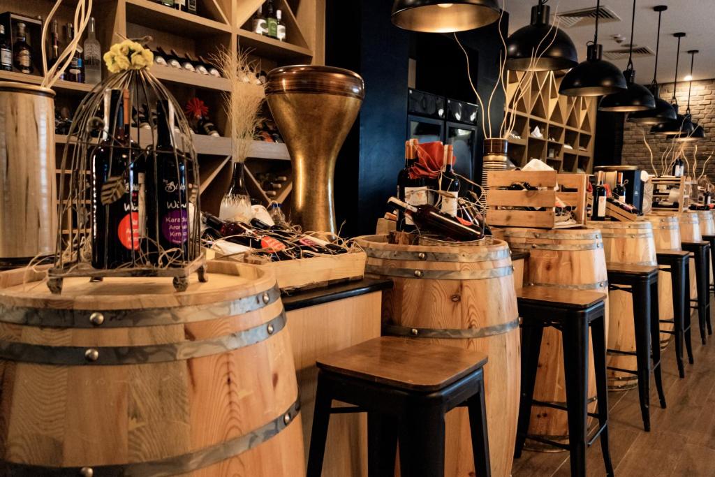 Vīna stends DoubleTree by Hilton Antalya-Kemer ar koka mucām un modernu dizainu.