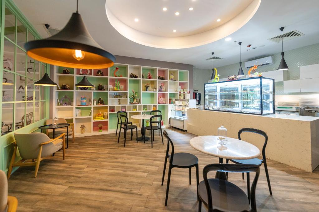 Interjera skats kafejnīcā DoubleTree by Hilton Antalya-Kemer ar modernu dizainu.