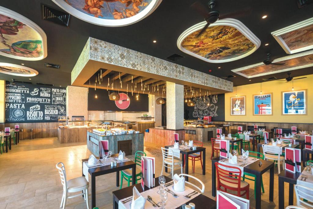 Mūsdienīgs itāļu restorāns ar krāsainām mēbelēm un oriģinālām griestu gleznām, piedāvājot plašu ēdienu klāstu un siltu atmosfēru. Interjers apvieno mūsdienīgu dizainu un tradicionālas itāļu ēdienu tēmas.