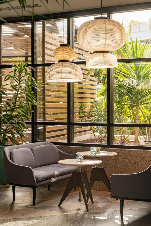 Mūsdienīga kafejnīca ar stilīgām mēbelēm un dabīgu apgaismojumu. Noskaņu rada rotājošas lampas un zaļumi, kas veido patīkamu atmosfēru.