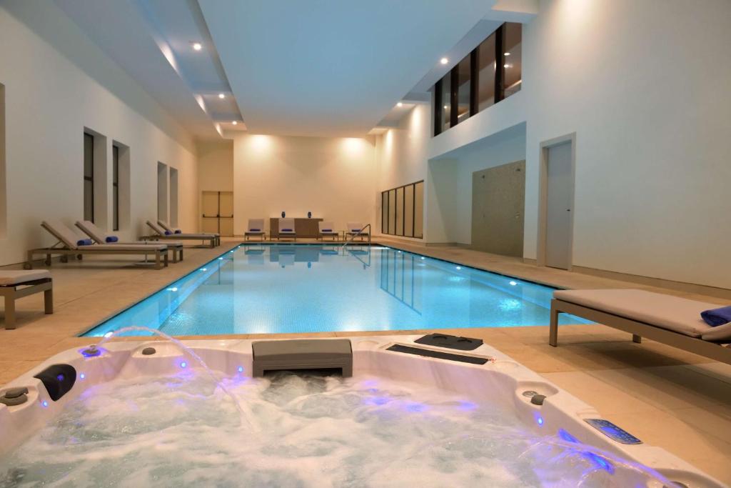 Mūsdienīgs iekštelpu peldbaseins ar relaksējošu burbuļvannu un atpūtas krēsliem, kas aicina uz atpūtu un atjaunošanos. Gaismas un krāsas rada mierīgu atmosfēru.