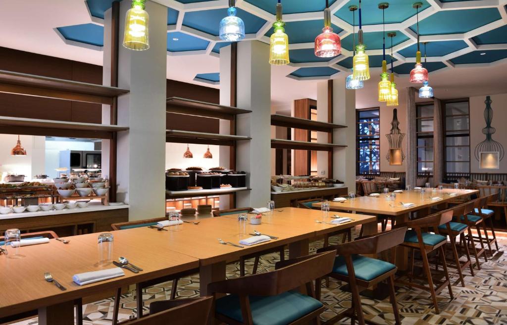 Mūsdienīgs restorāns ar plašu galdu un krāsainām lampām pie griestiem, kas rada siltu atmosfēru. Interjers iekārtots ar elegantiem sēdekļiem un gaumīgu apgaismojumu, piedāvājot ērtu vietu maltītēm.