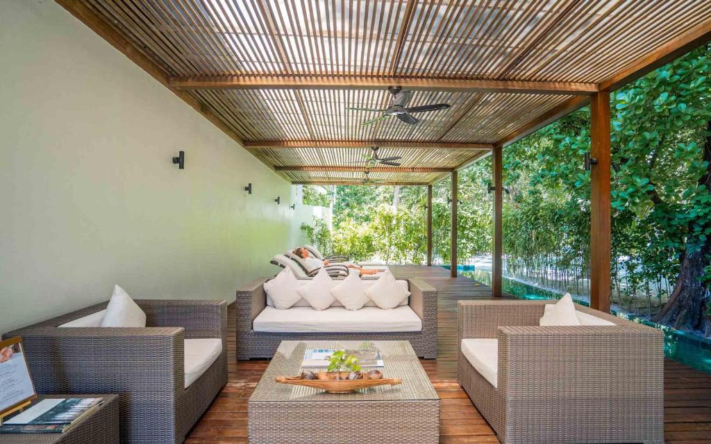 Mūsdienīga āra atpūtas zona ar ērtām mēbelēm, koka grīdu un nožogojumu, kas nodrošina privātumu. Viegli pieejami dabas skati un relaksējoša atmosfēra.