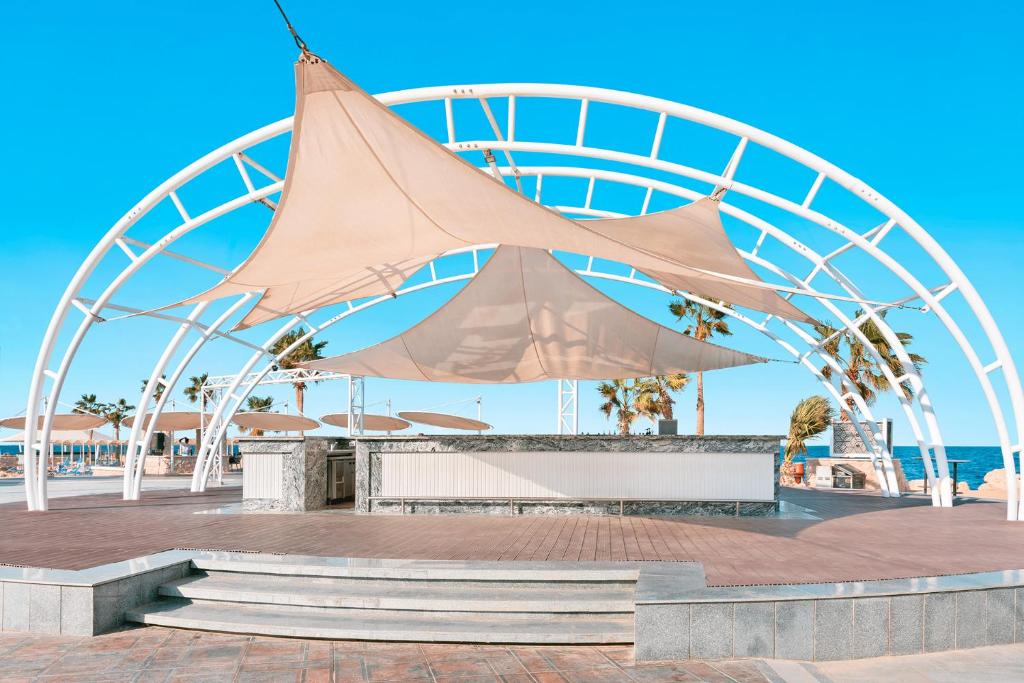 Atpūtas zona piekrastē ar stilīgu nojumi un bāru Pickalbatros Citadel Resort.