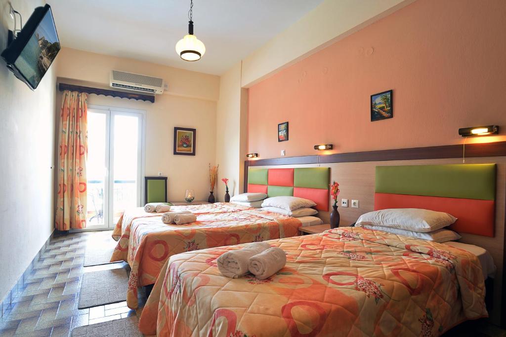 Mūsdienīgs viesnīcas numurs ar divām gultām, dekorēts ar krāsainām gultas veļām un mākslas darbiem uz sienām. Numurā ir balkons, televizors un gaisa kondicionētājs, radot komfortablu atmosfēru.