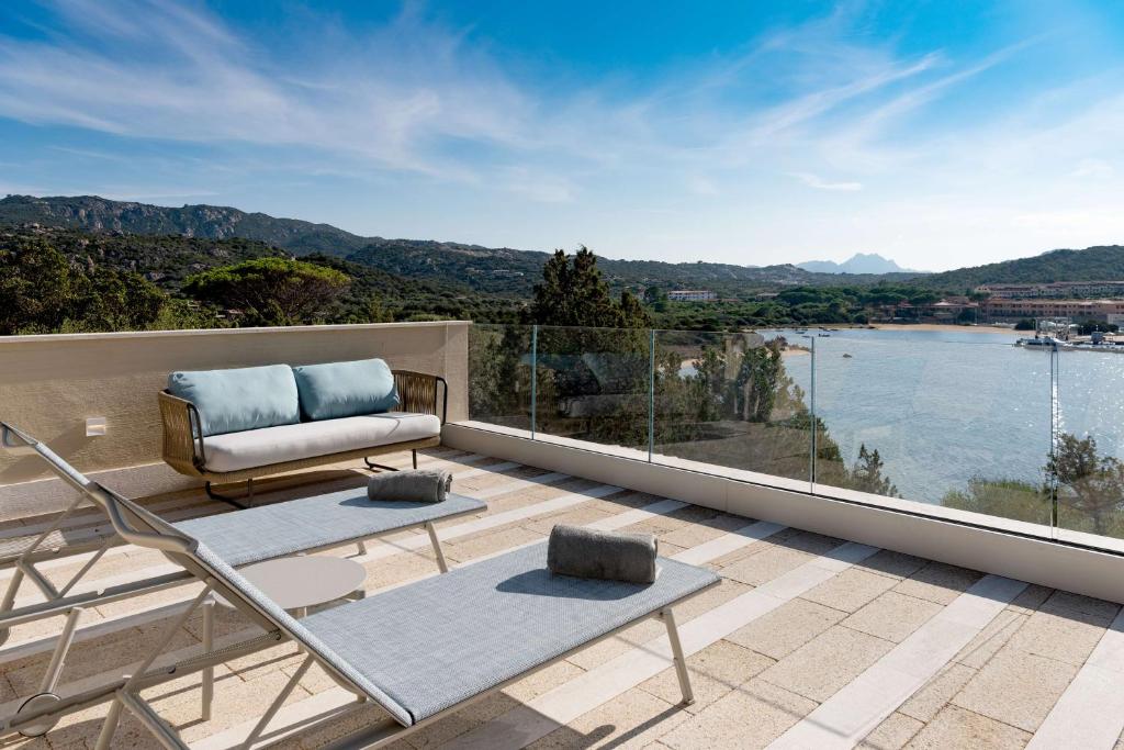 7 Pines Resort Sardinia terase ar skatu uz jūru un kalniem